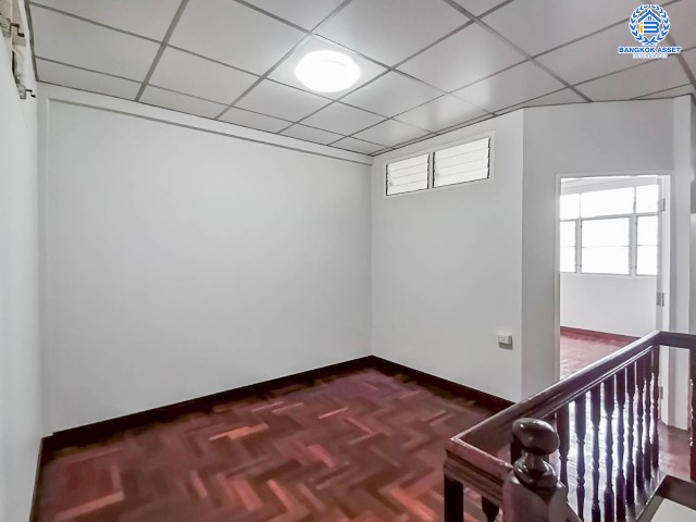 ทาวน์เฮ้าส์มือสองย่านกรุงเทพฯ ม.พระปิ่น2 ติดถ.บรมราชชนนี เนื้อที่ 18 ตร.ว. ฟังก์ชัน 2 ห้องนอน 2 ห้องน้ำ 1 ที่จอดรถ รีโนเวทใหม่ เปลี่ยนสุขภัณฑ์ ต่อเติมครัว พร้อมอยู่ บนทำเลดี เชื่อมต่อถ.พุทธมณฑลสาย2, ถ.กาญจนาภิเษก ใกล้ม.มหิดล และทางด่วน "ศรีรัช"